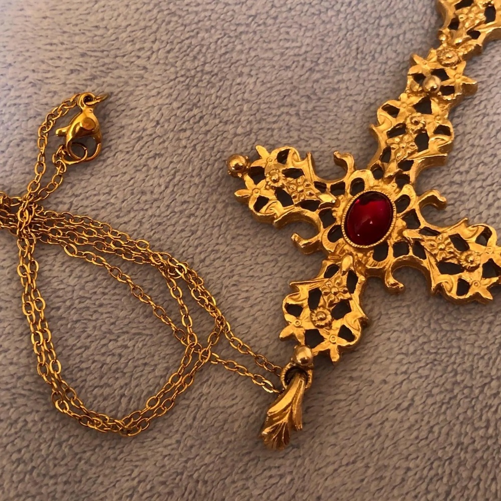 VINTAGE AVON Gold-Tone Filigree Cross Pendant Necklace with Red Cabochon